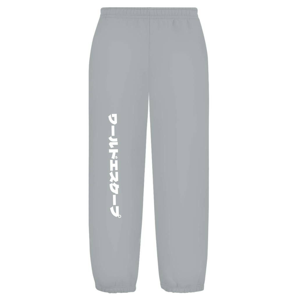 Weißer Hintergrund mit Baggy Jogginghose und japanischem Schriftzug auf dem rechten Hosenbein. Fernweh? travelPrint4U.de