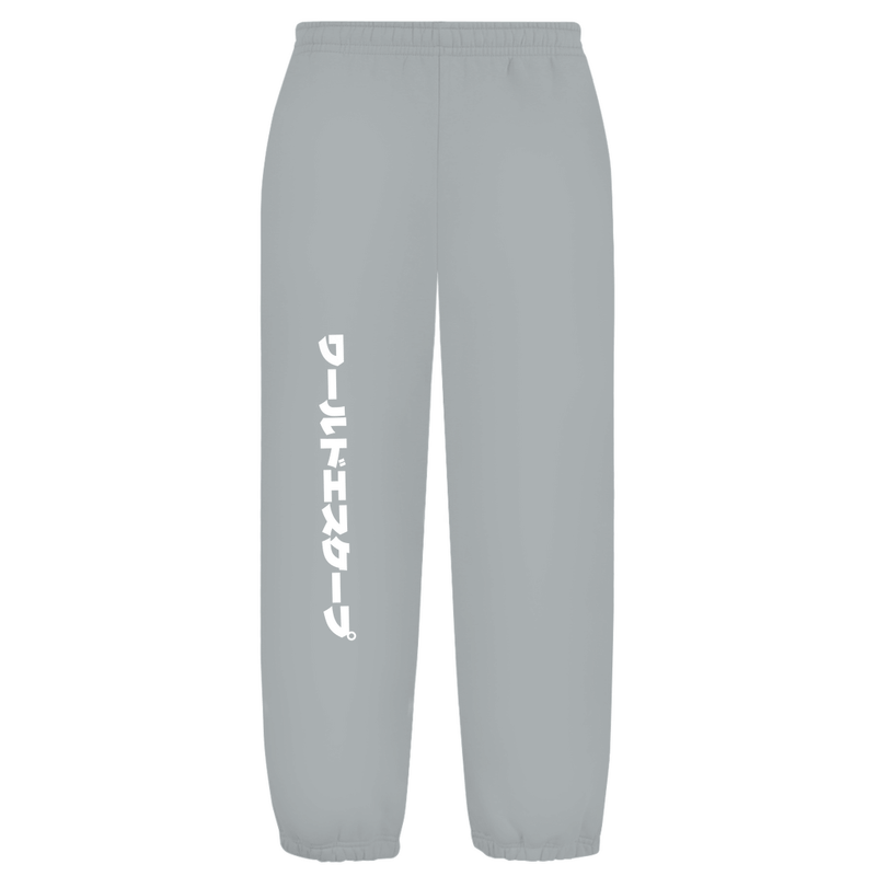 Weißer Hintergrund mit Baggy Jogginghose und japanischem Schriftzug auf dem rechten Hosenbein. Fernweh? travelPrint4U.de