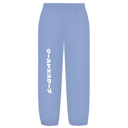 Weißer Hintergrund mit Baggy Jogginghose und japanischem Schriftzug auf dem rechten Hosenbein. Fernweh? travelPrint4U.de