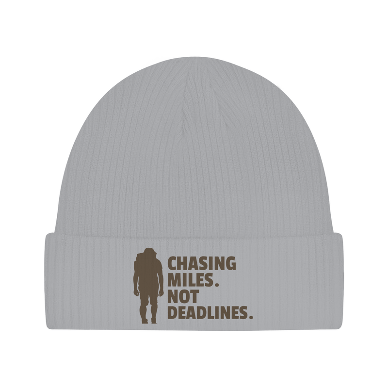 Wintermütze für Herren in Grau mit Schriftzug Chasing miles, not deadlines, Reise Beanie von travelPrint4U