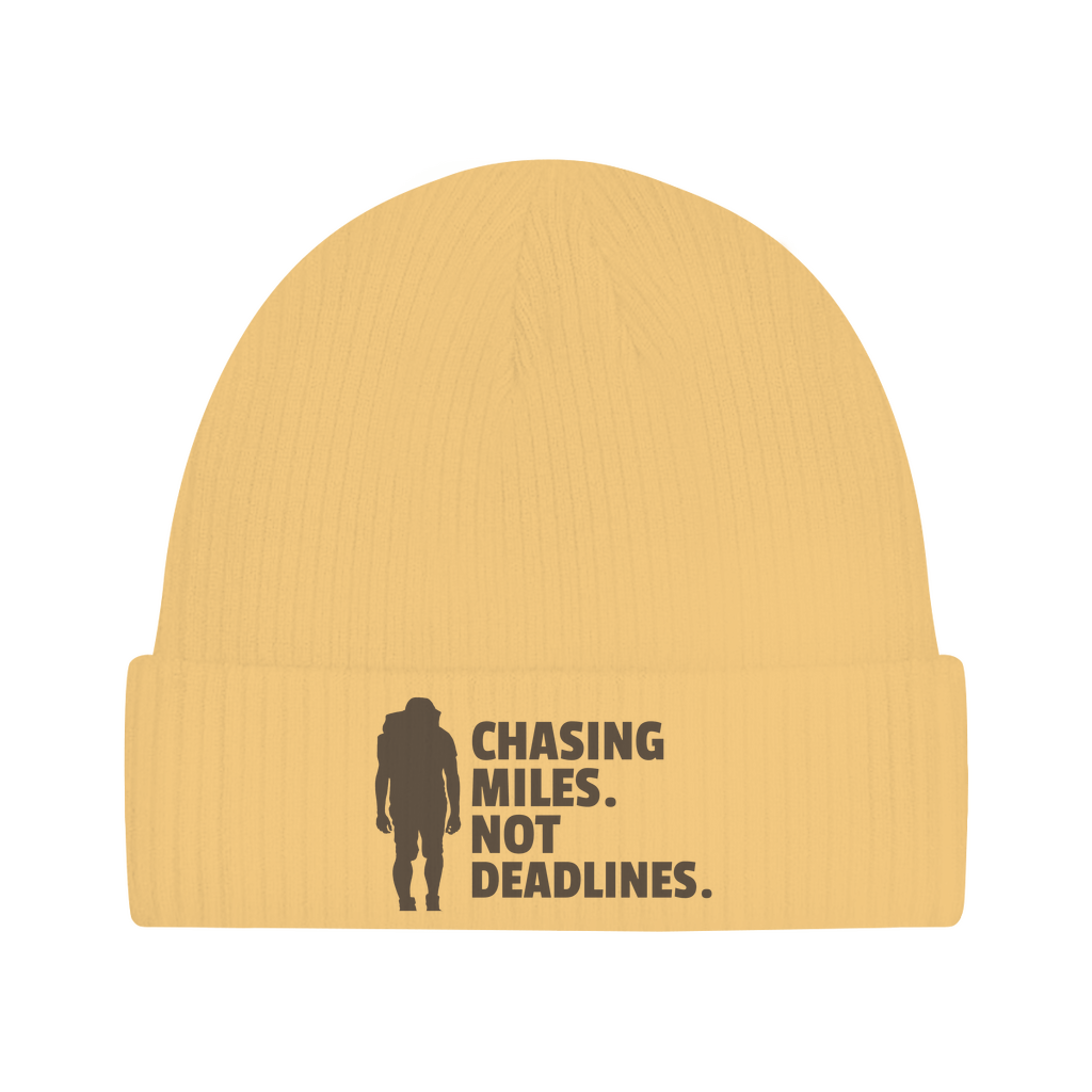 Wintermütze für Herren in Sand mit Schriftzug Chasing miles, not deadlines, Reise Beanie von travelPrint4U