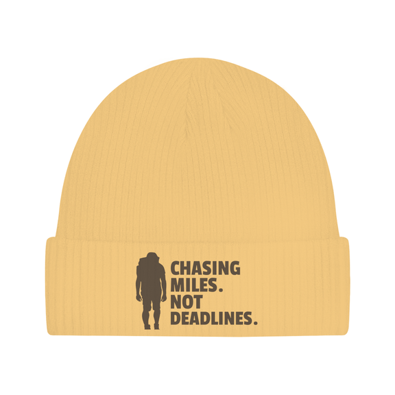 Wintermütze für Herren in Sand mit Schriftzug Chasing miles, not deadlines, Reise Beanie von travelPrint4U
