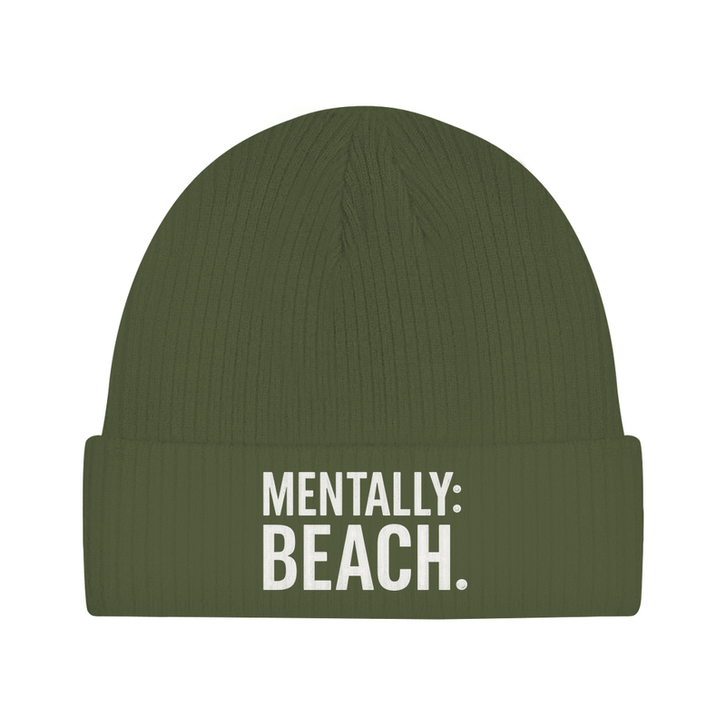 Beanie Mütze für Herren mit Print Mentally Beach in Grün. Fernweh zum Anziehen von travelPrint4U