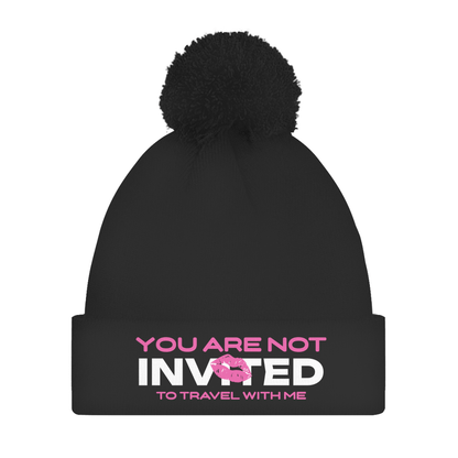 Damen Bommelmütze mit Print YOU ARE NOT INVITED TO TRAVEL WITH ME in schwarz. Fernweh zum Anziehen von travelPrint4U.de