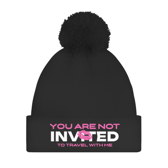 Damen Bommelmütze mit Print YOU ARE NOT INVITED TO TRAVEL WITH ME in schwarz. Fernweh zum Anziehen von travelPrint4U.de