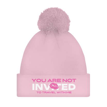 Damen Bommelmütze mit Print YOU ARE NOT INVITED TO TRAVEL WITH ME in pink. Fernweh zum Anziehen von travelPrint4U.de
