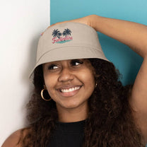 Fuerteventura Bucket Hat – Beiger Fischerhut mit Palmen-Druck