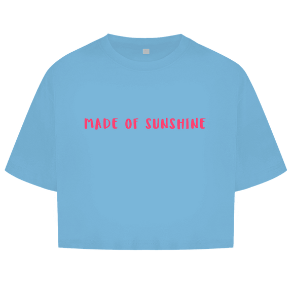 Hellblaues CropTop mit pinkfarbenen Made of Sunshine Schriftzug in Brusthoehe (Vorderseite).
