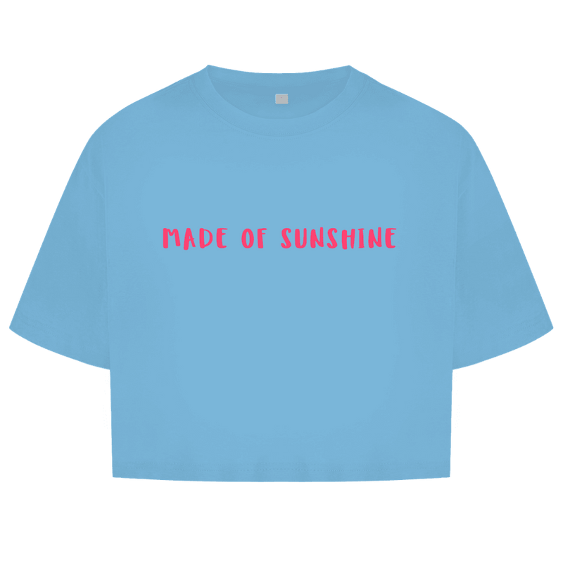 Hellblaues CropTop mit pinkfarbenen Made of Sunshine Schriftzug in Brusthoehe (Vorderseite).