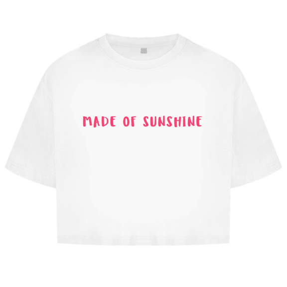 Hellblaues CropTop mit pinkfarbenen Made of Sunshine Schriftzug in Brusthoehe (Vorderseite).