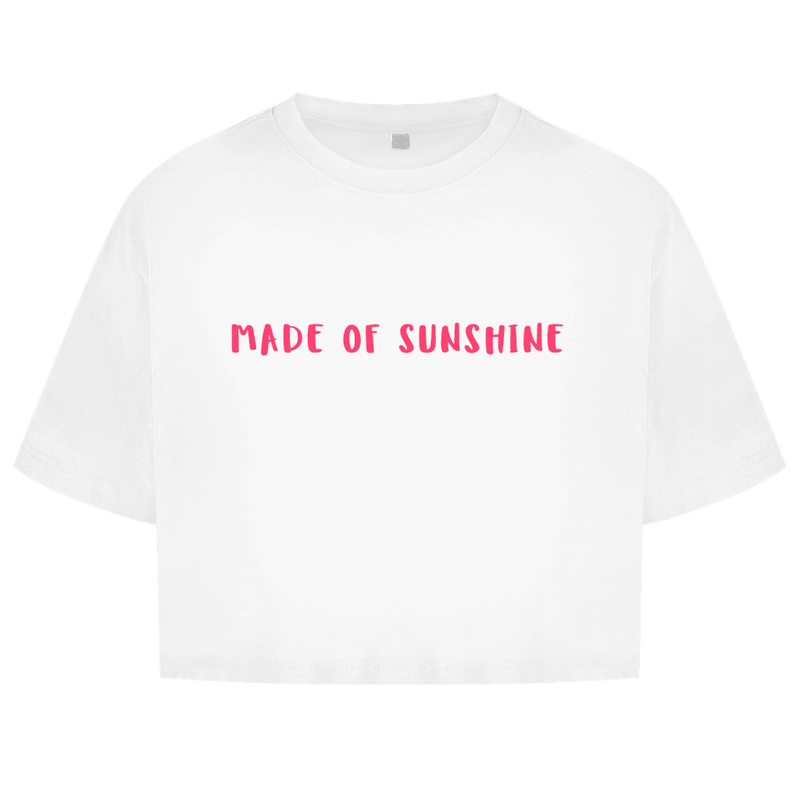 Hellblaues CropTop mit pinkfarbenen Made of Sunshine Schriftzug in Brusthoehe (Vorderseite).