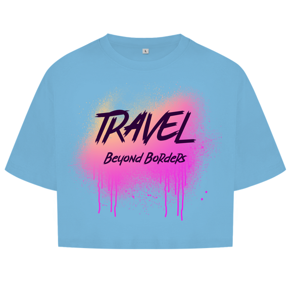 Pinkfarbenes Street-Art-Design mit Spray-Effekt und markanter Textur auf hellblauem Hintergrund.