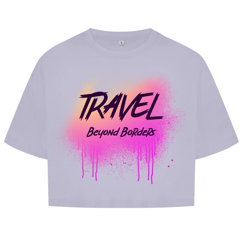 Pinkfarbenes Street-Art-Design mit Spray-Effekt und markanter Textur auf hell lila Hintergrund.