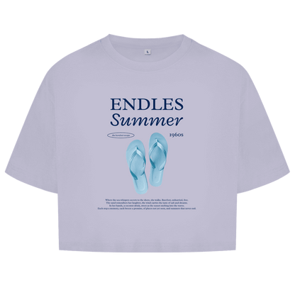 Ein paar hellblaue Flipflops als zentrales Motiv. Grosse blaue Überschrift mit Designnamen. Endles Summer Text darunter.