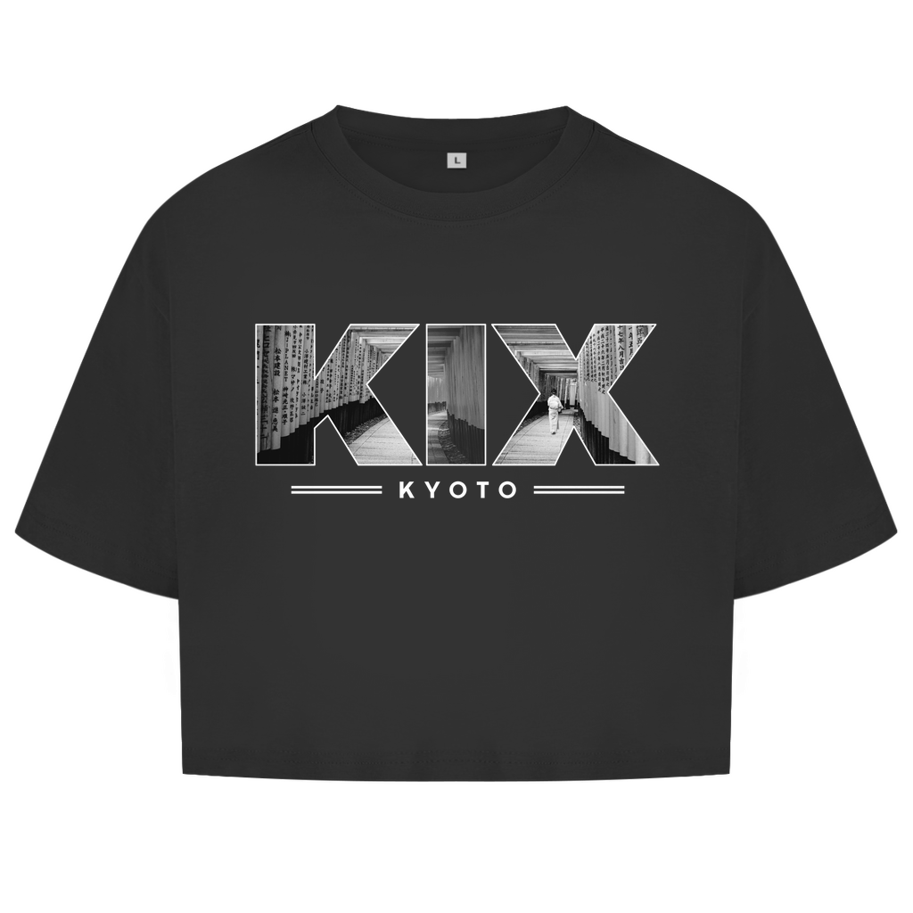 Schwarzes Oberteil mit dem Airport Code, horizontaler Druck. Als Overlay von KIX ein Bild mit den Torii Toren.