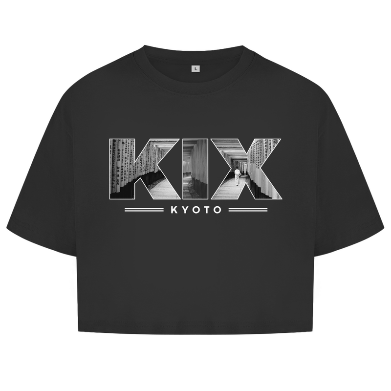 Schwarzes Oberteil mit dem Airport Code, horizontaler Druck. Als Overlay von KIX ein Bild mit den Torii Toren.