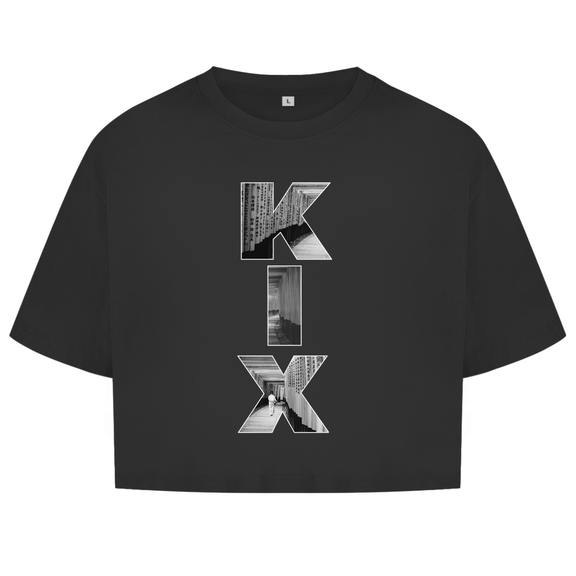 Zartlila farbiges Oberteil mit dem Airport Code, vertikaler Druck. Als Overlay von KIX ein Bild mit den Torii Toren.