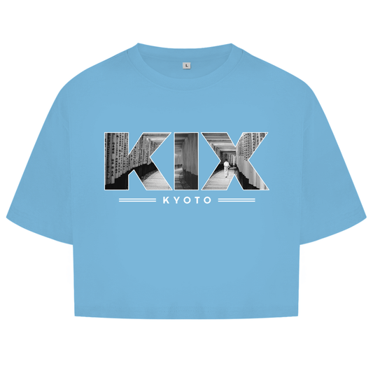 Hellblaues Oberteil mit dem Airport Code, horizontaler Druck. Als Overlay von KIX ein Bild mit den Torii Toren.