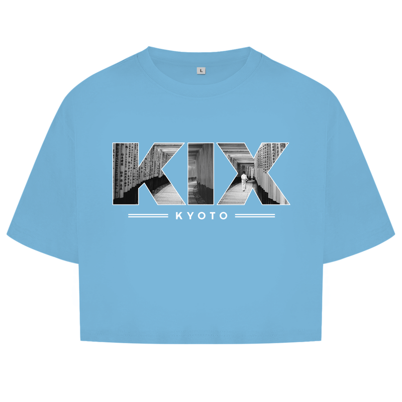 Hellblaues Oberteil mit dem Airport Code, horizontaler Druck. Als Overlay von KIX ein Bild mit den Torii Toren.
