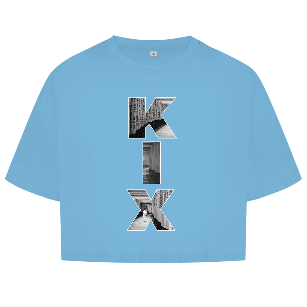 Hellblaues Oberteil mit dem Airport Code, vertikaler Druck. Als Overlay von KIX ein Bild mit den Torii Toren.