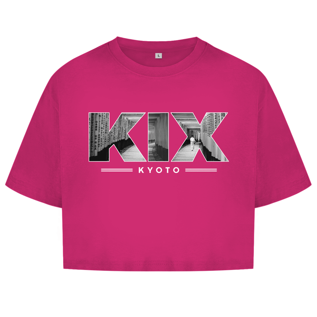 Pink farbiges Oberteil mit dem Airport Code, horizontaler Druck. Als Overlay von KIX ein Bild mit den Torii Toren.