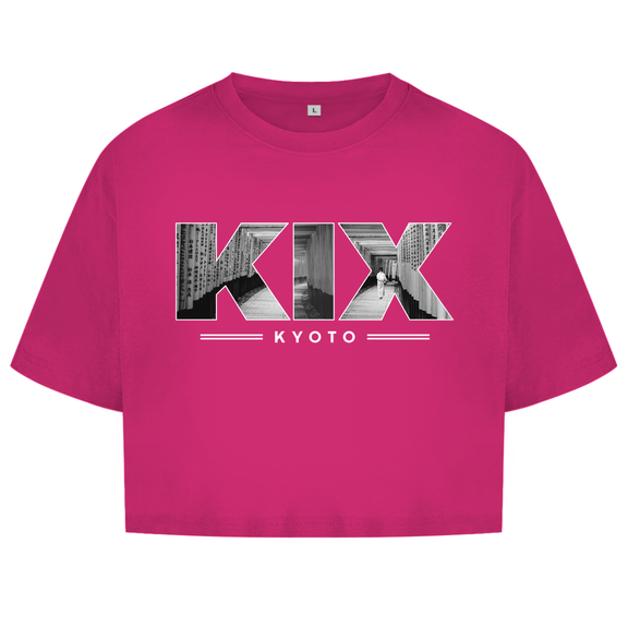 Pink farbiges Oberteil mit dem Airport Code, horizontaler Druck. Als Overlay von KIX ein Bild mit den Torii Toren.