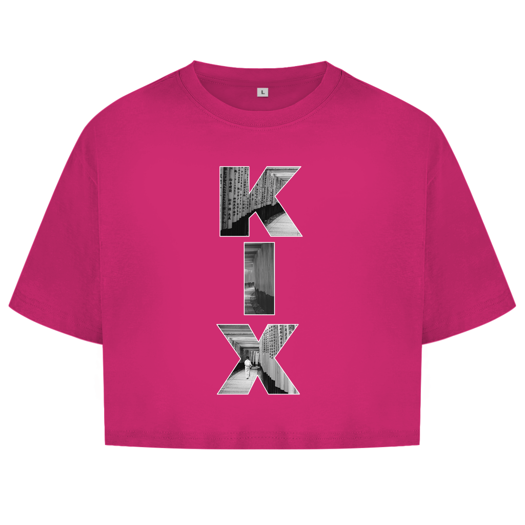 Pink farbiges Oberteil mit dem Airport Code, vertikaler Druck. Als Overlay von KIX ein Bild mit den Torii Toren.