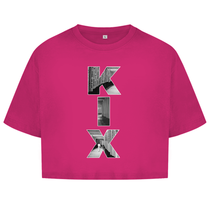 Pink farbiges Oberteil mit dem Airport Code, vertikaler Druck. Als Overlay von KIX ein Bild mit den Torii Toren.