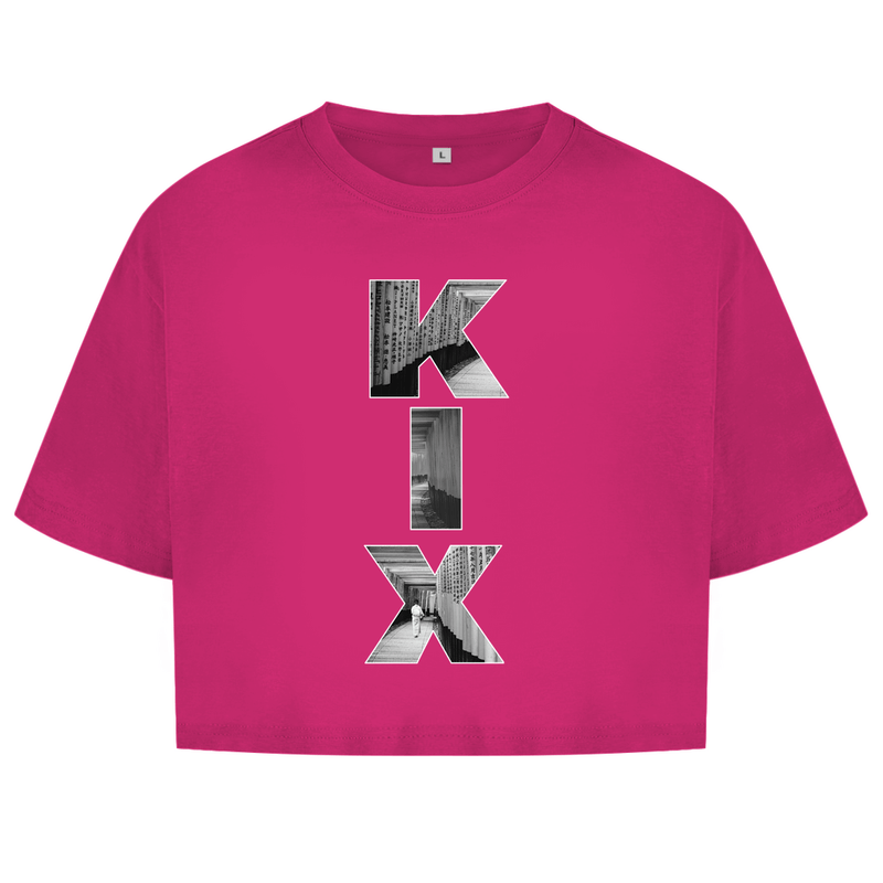 Pink farbiges Oberteil mit dem Airport Code, vertikaler Druck. Als Overlay von KIX ein Bild mit den Torii Toren.
