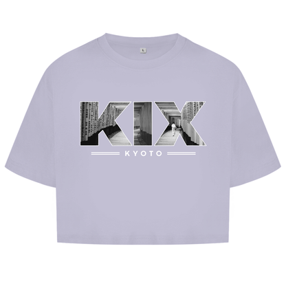 Zartlila farbiges Oberteil mit dem Airport Code, horizontaler Druck. Als Overlay von KIX ein Bild mit den Torii Toren.