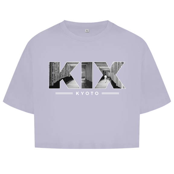 Zartlila farbiges Oberteil mit dem Airport Code, horizontaler Druck. Als Overlay von KIX ein Bild mit den Torii Toren.