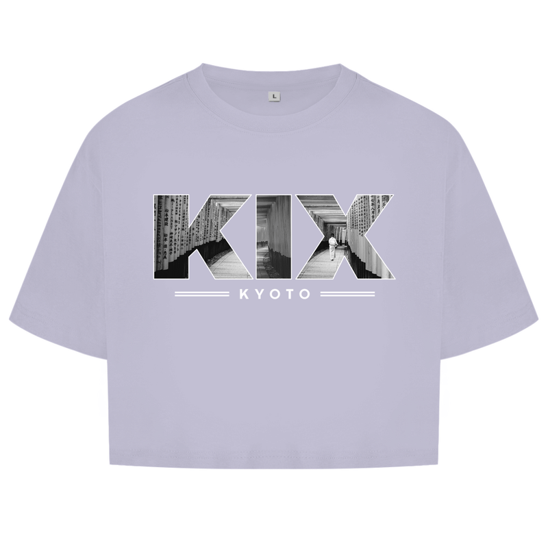 Zartlila farbiges Oberteil mit dem Airport Code, horizontaler Druck. Als Overlay von KIX ein Bild mit den Torii Toren.