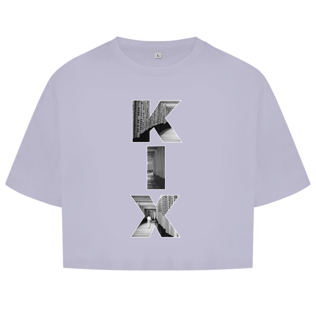 Zartlila farbiges Oberteil mit dem Airport Code, vertikaler Druck. Als Overlay von KIX ein Bild mit den Torii Toren.