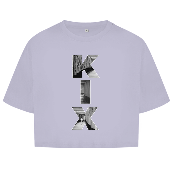 Zartlila farbiges Oberteil mit dem Airport Code, vertikaler Druck. Als Overlay von KIX ein Bild mit den Torii Toren.