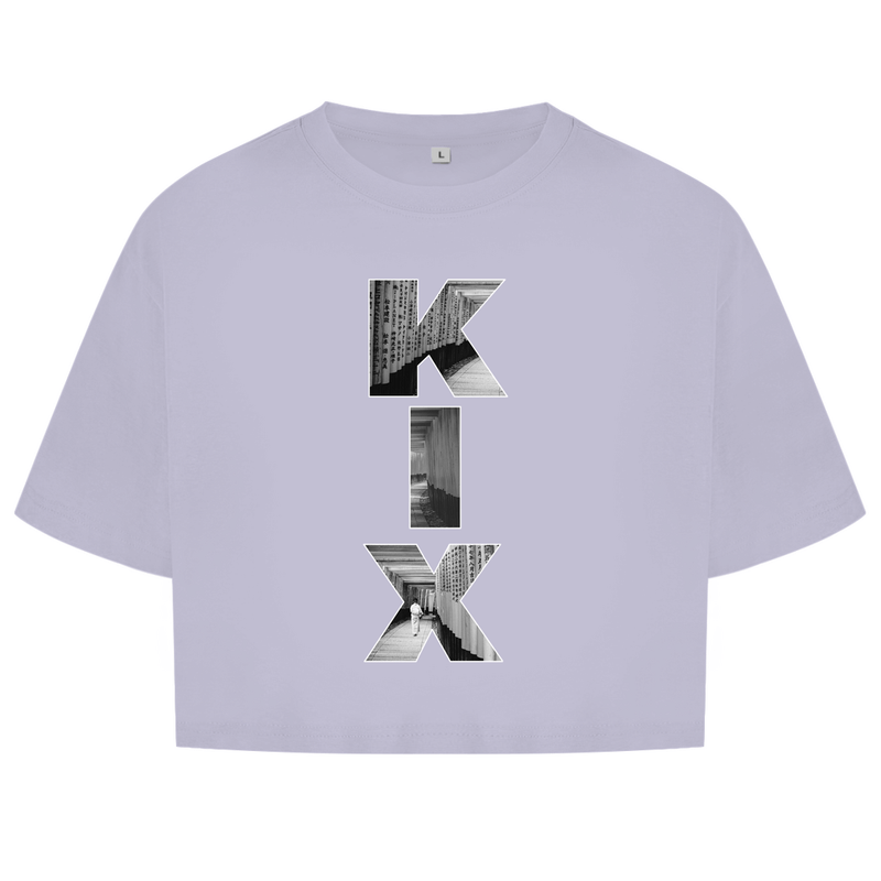 Zartlila farbiges Oberteil mit dem Airport Code, vertikaler Druck. Als Overlay von KIX ein Bild mit den Torii Toren.