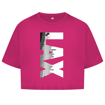 Pink farbiges Oberteil mit dem Airport Code, vertikaler Druck. Über den 3 Buchstaben liegt als Bild die Skyline der Stadt.