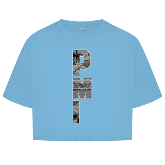 Hellblaues Oberteil mit dem Airport Code, vertikaler Druck. Als Overlay von PMI ein Bild mit Palmen, Boot und Küste.