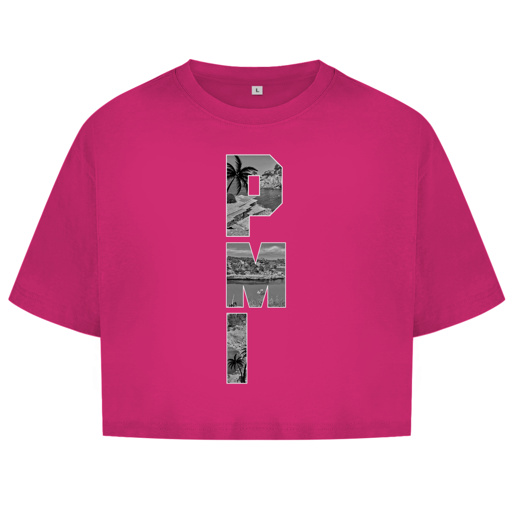 Pink farbiges Oberteil mit dem Airport Code, vertikaler Druck. Als Overlay von PMI ein Bild mit Palmen, Boot und Küste.