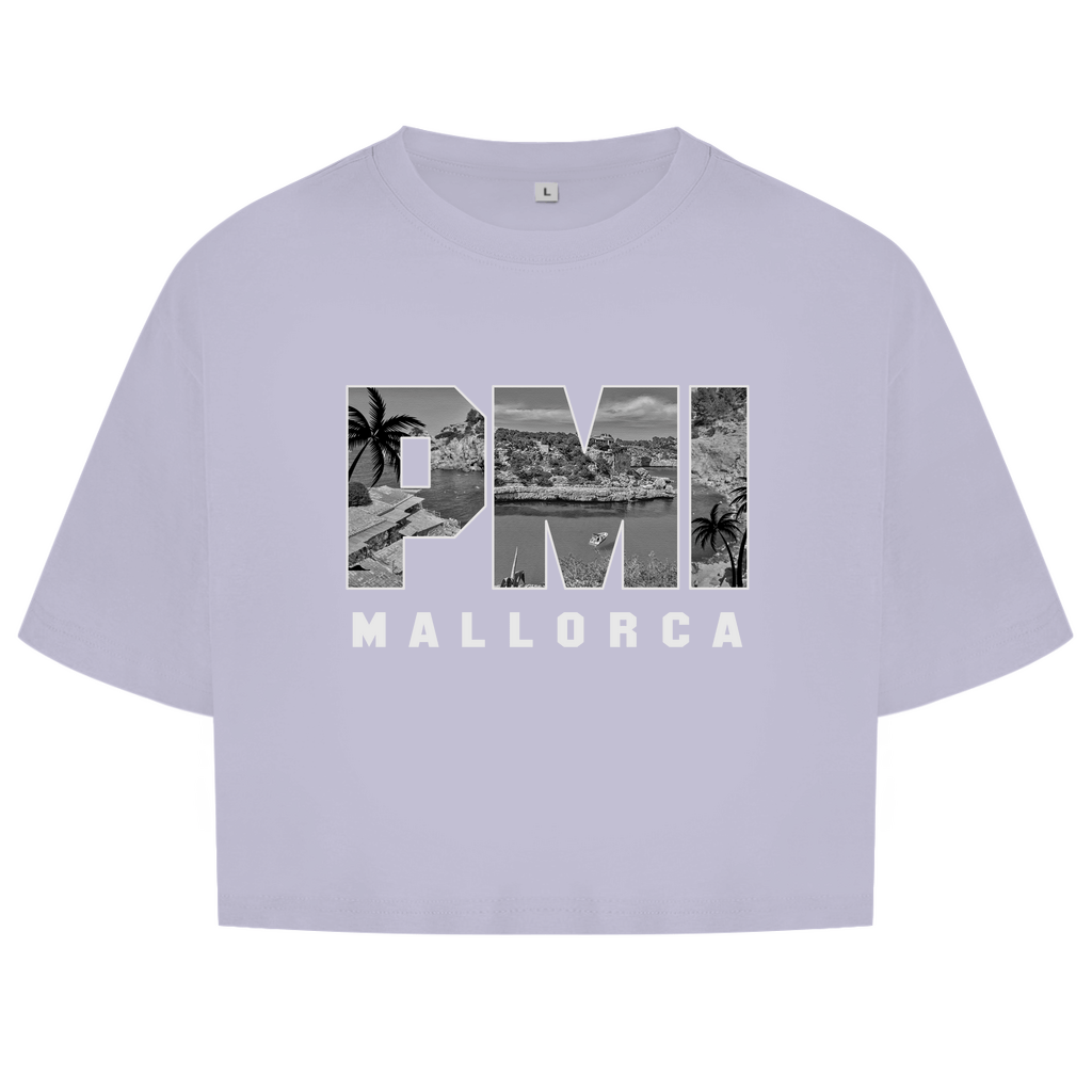 Zartlila farbiges Oberteil mit Airport Code, horizontaler Druck. Als Overlay von PMI ein Bild mit Palmen, Boot und Küste.