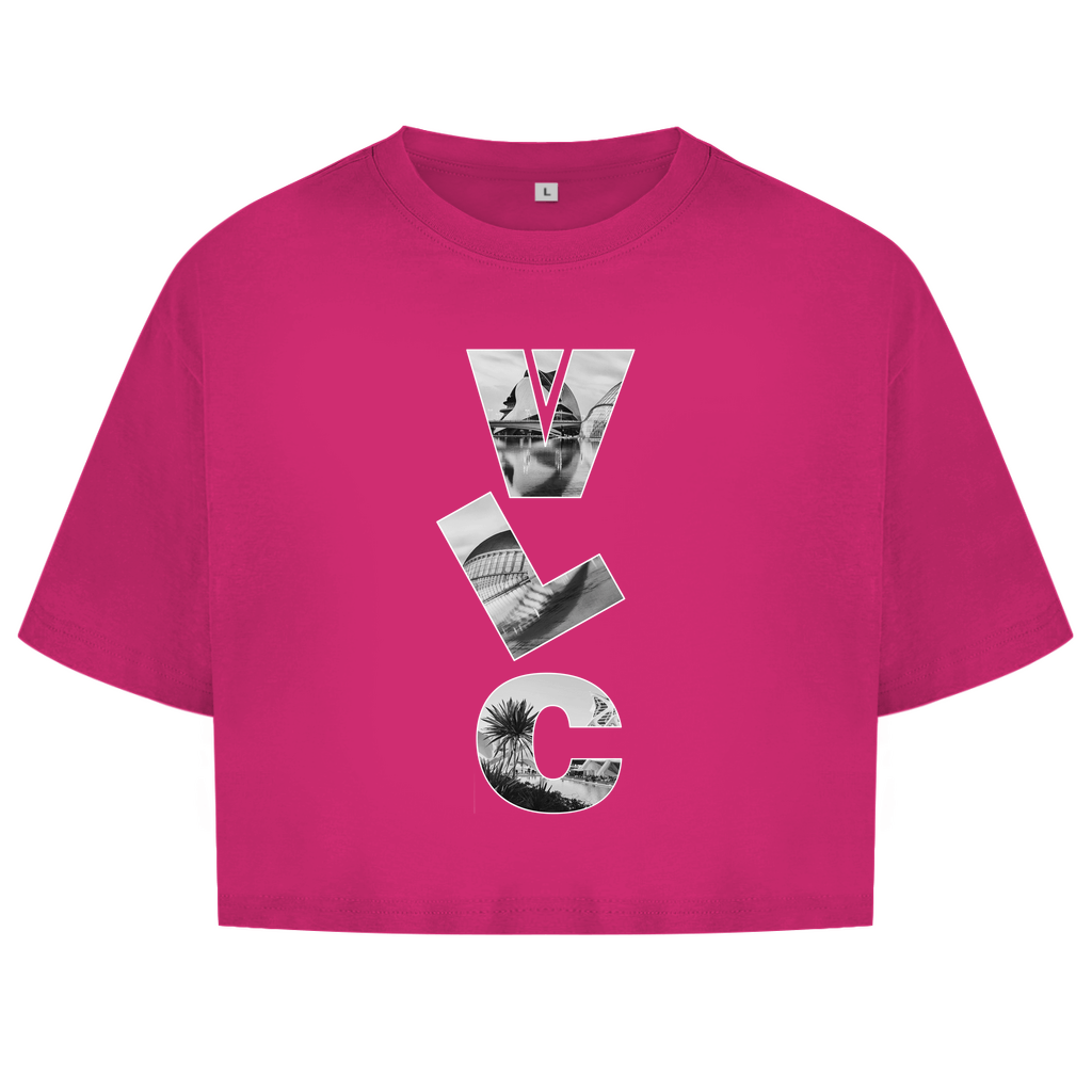 Pink farbiges Oberteil mit dem Airport Code, vertikaler Druck. Als Overlay von VLC ein Bild mit Architektur und Palmen.