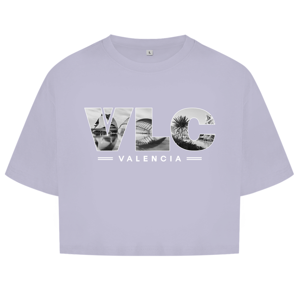 Zartlila farbiges Oberteil mit Airport Code, horizontaler Druck. Als Overlay von VLC ein Bild mit Architektur und Palmen.