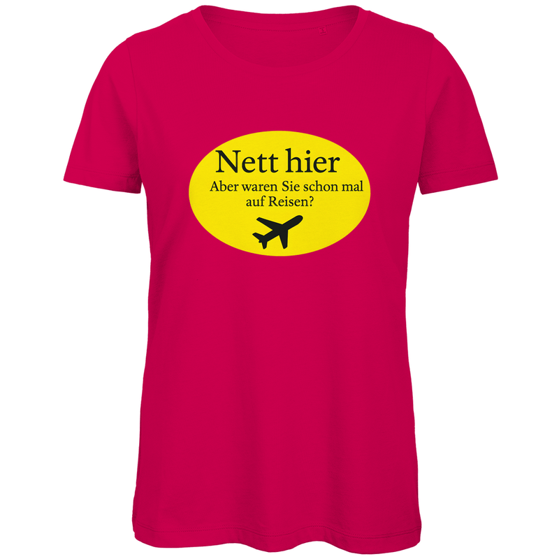 TShirt für Damen mit NETT HIER WAREN SIE SCHON AUF REISEN Print. Stoff-Farbe: Fuchsia. Fernweh zum Anziehen? travelPrint4U