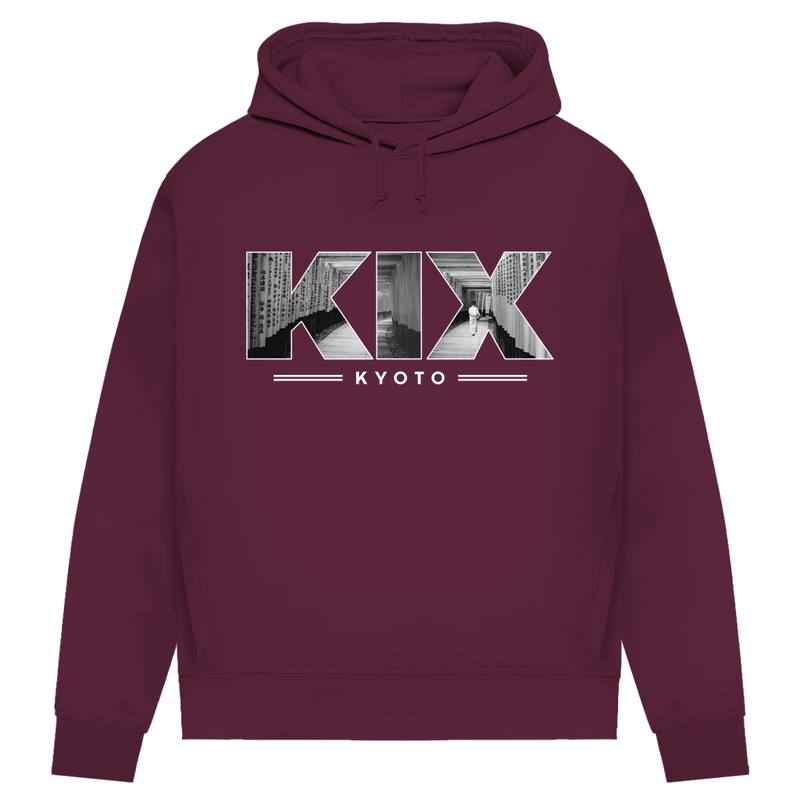Kapuzen Pullover in Burgund mit Airport Code für Kyoto in 3 Buchstaben und Schriftzug mit Name der Stadt darunter.