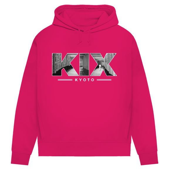 Kapuzen Pullover in Magenta Pink mit Airport Code für Kyoto in 3 Buchstaben und Schriftzug mit Name der Stadt darunter.