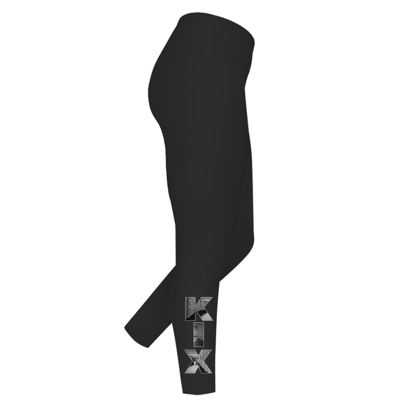 Abbildung einer schwarzen Legging mit angewinkeltem linkem Bein, das rechte ist gestreckt. Hier ist der Airport Code zu sehen