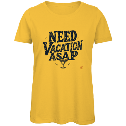 Damen T Shirt mit NEED VACATION ASAP Print. Stoff-Farbe: Gold Gelb. Fernweh zum Anziehen? travelPrint4U.de