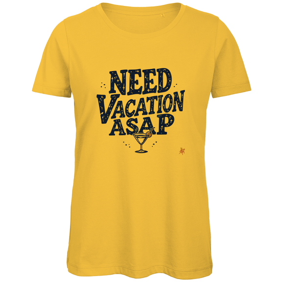 Damen T Shirt mit NEED VACATION ASAP Print. Stoff-Farbe: Gold Gelb. Fernweh zum Anziehen? travelPrint4U.de