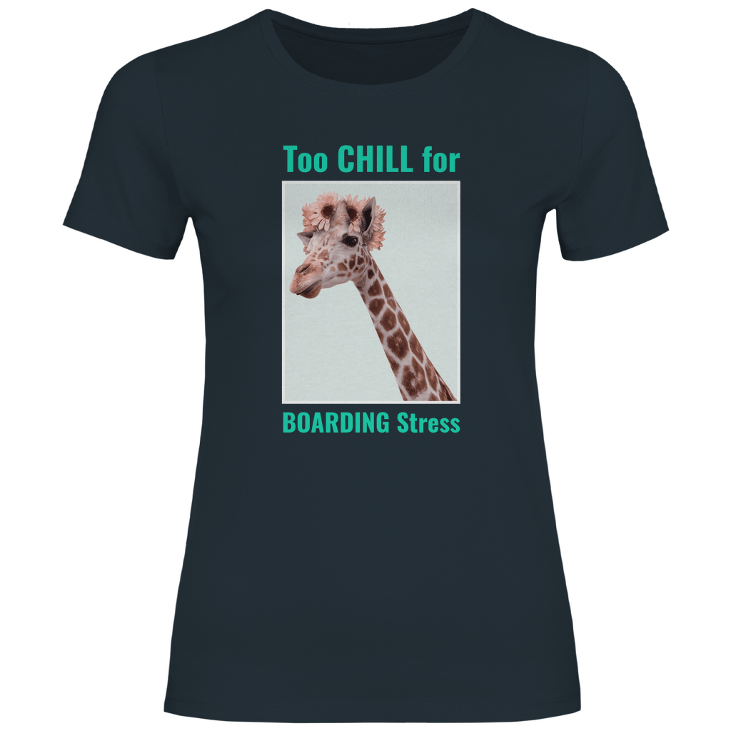 Damen TShirt lustige Giraffe in Dark Grey Solid, TOO CHILL FOR BOARDING STRESS Print. Fernweh zum Anziehen mit travelPrint4U
