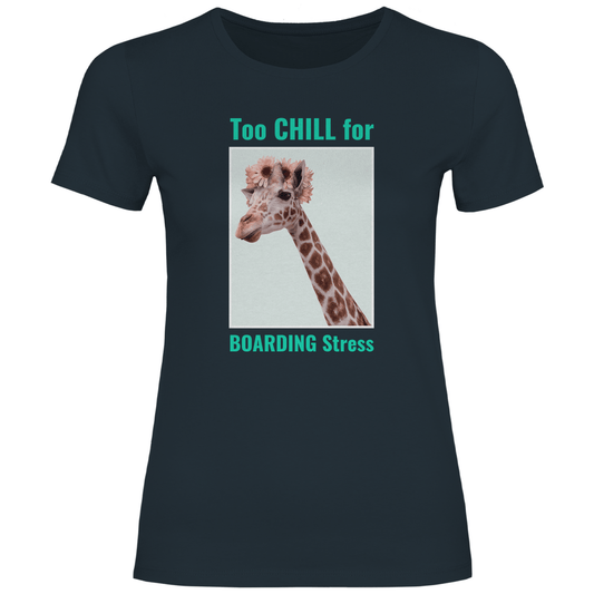Damen TShirt lustige Giraffe in Dark Grey Solid, TOO CHILL FOR BOARDING STRESS Print. Fernweh zum Anziehen mit travelPrint4U