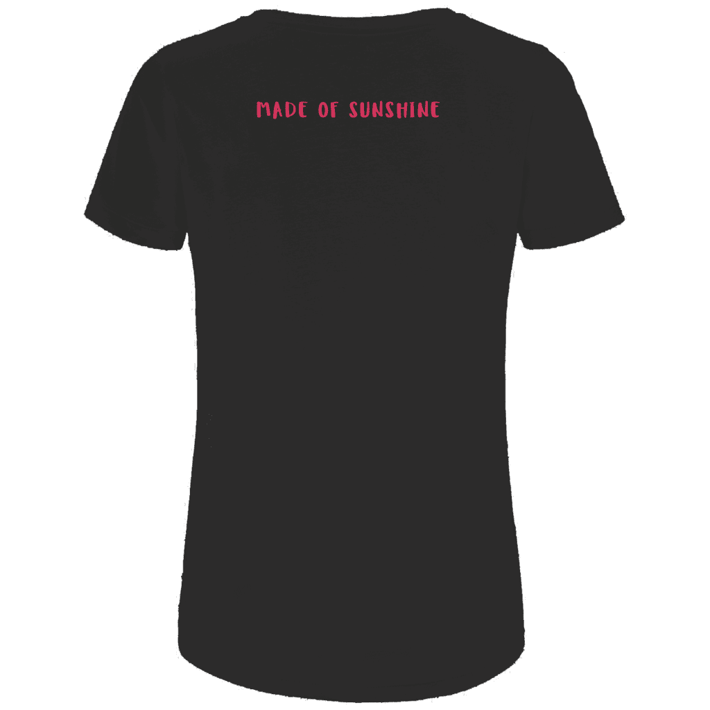 Schwarzes T-Shirt mit pinkfarbenen Made of Sunshine Schriftzug in Schulterhoehe (Rueckseite).